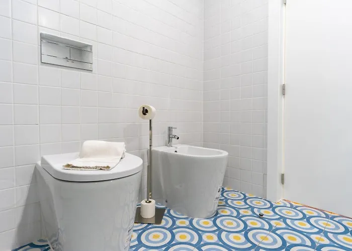 Great Flat W. Balcony On Iconic Pedestrian Street