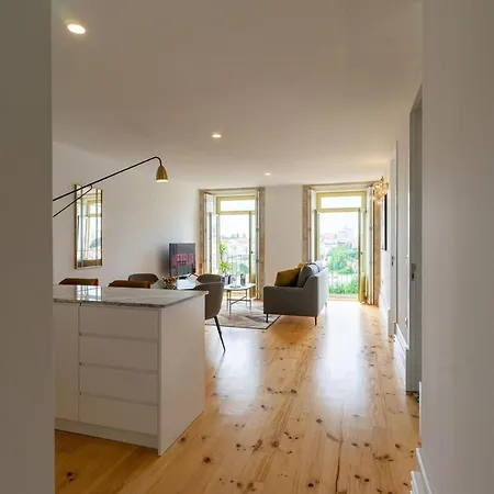 Great Flat W. Balcony On Iconic Pedestrian Street *