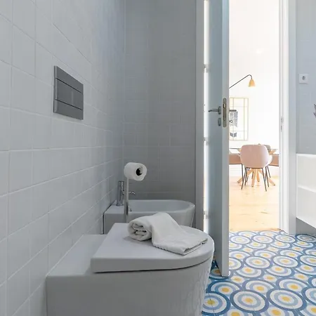 Great Flat W. Balcony On Iconic Pedestrian Street *
