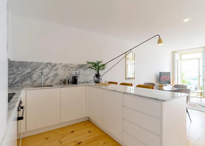 Great Flat W. Balcony On Iconic Pedestrian Street * Porto