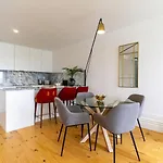 Great Flat W. Balcony On Iconic Pedestrian Street