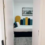 Great Flat W. Balcony On Iconic Pedestrian Street * Porto