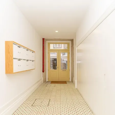 Great Flat W. Balcony On Iconic Pedestrian Street Apartment *