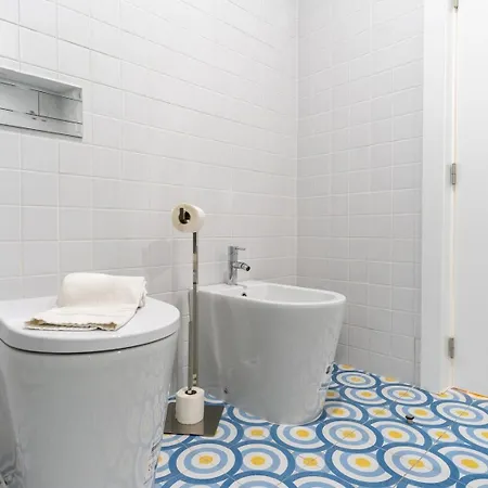 Great Flat W. Balcony On Iconic Pedestrian Street