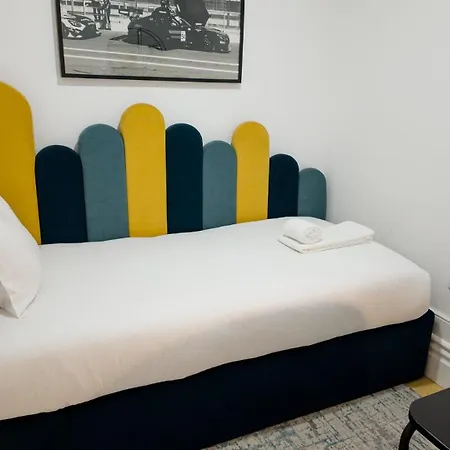 Great Flat W. Balcony On Iconic Pedestrian Street Apartment *